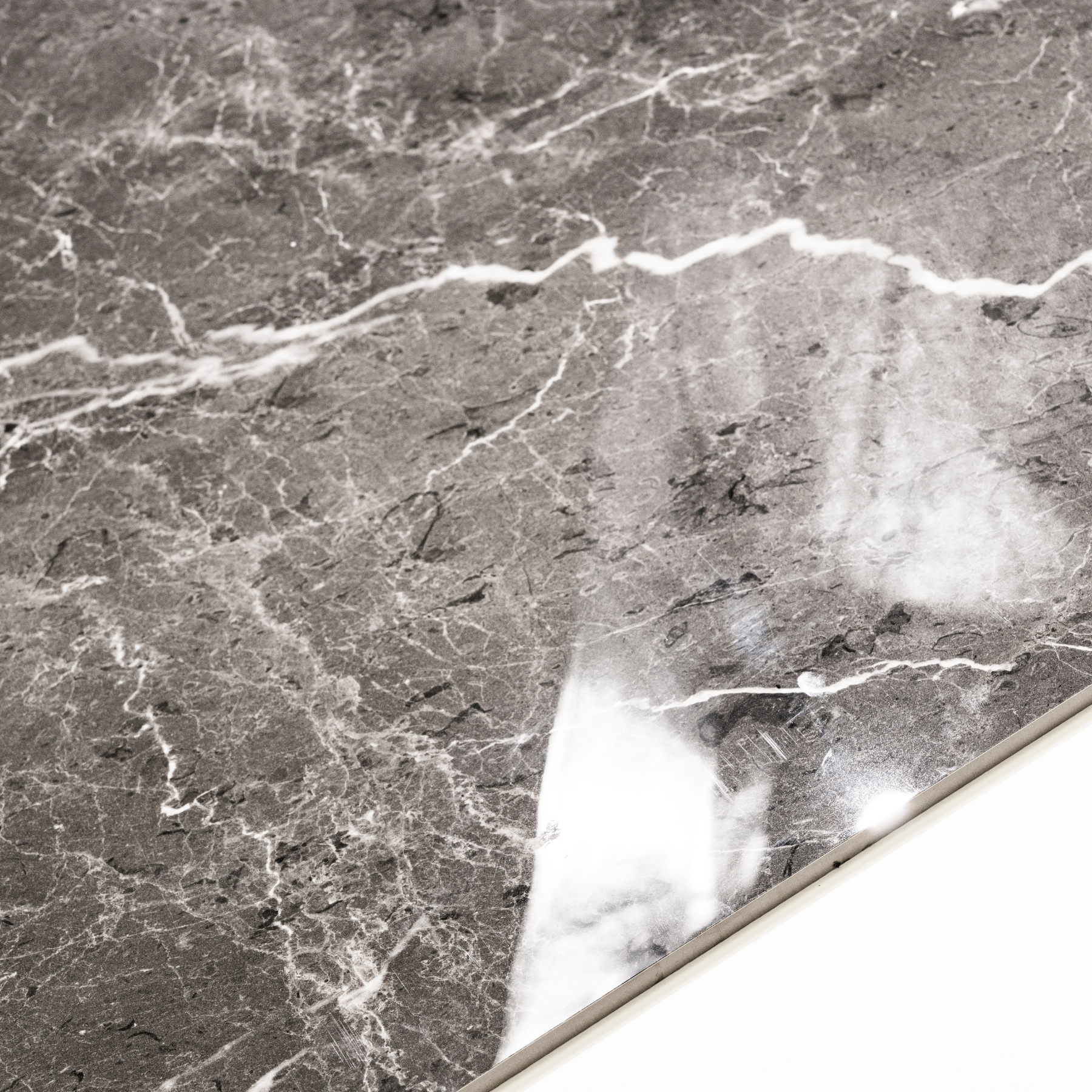 Antica Moca tiles (80x160cm, 9mm) feature a high-polish finish with a rich, mocha-inspired design. Suitable for both floors and walls, these tiles add warmth and sophistication to any indoor space.