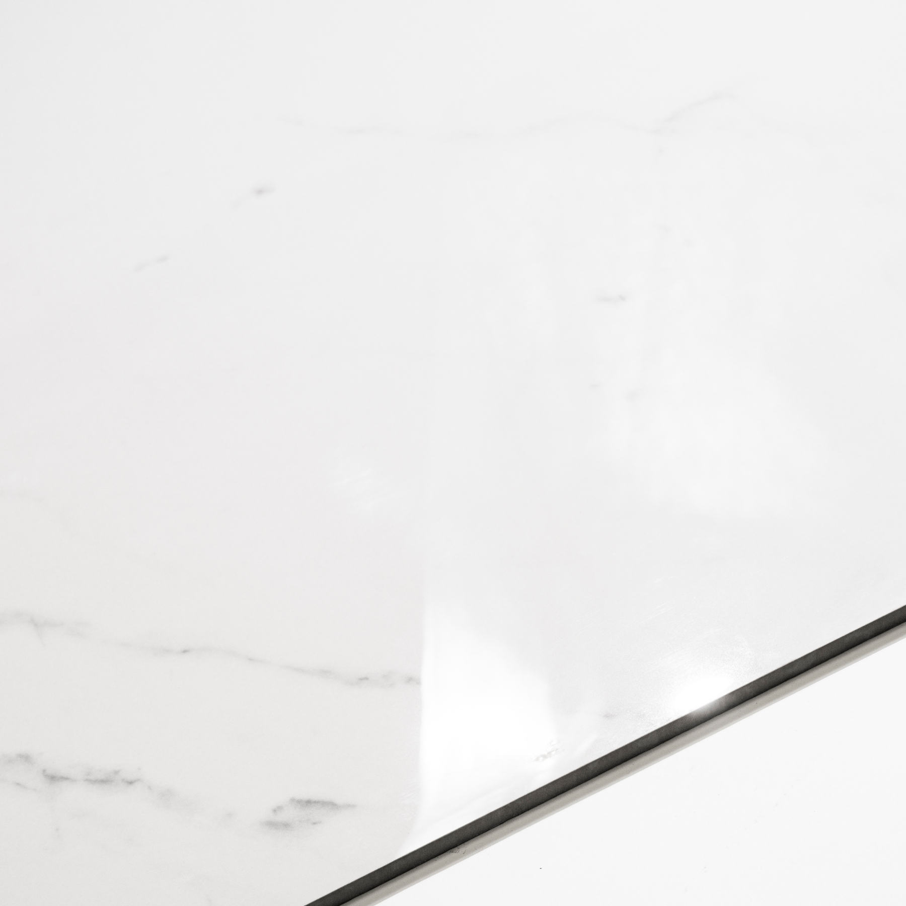 CRSM 117 tiles (80x160cm, 9mm) feature a polished surface with a sleek and modern design. Suitable for both floors and walls, these tiles are perfect for adding a touch of elegance to any indoor space. 