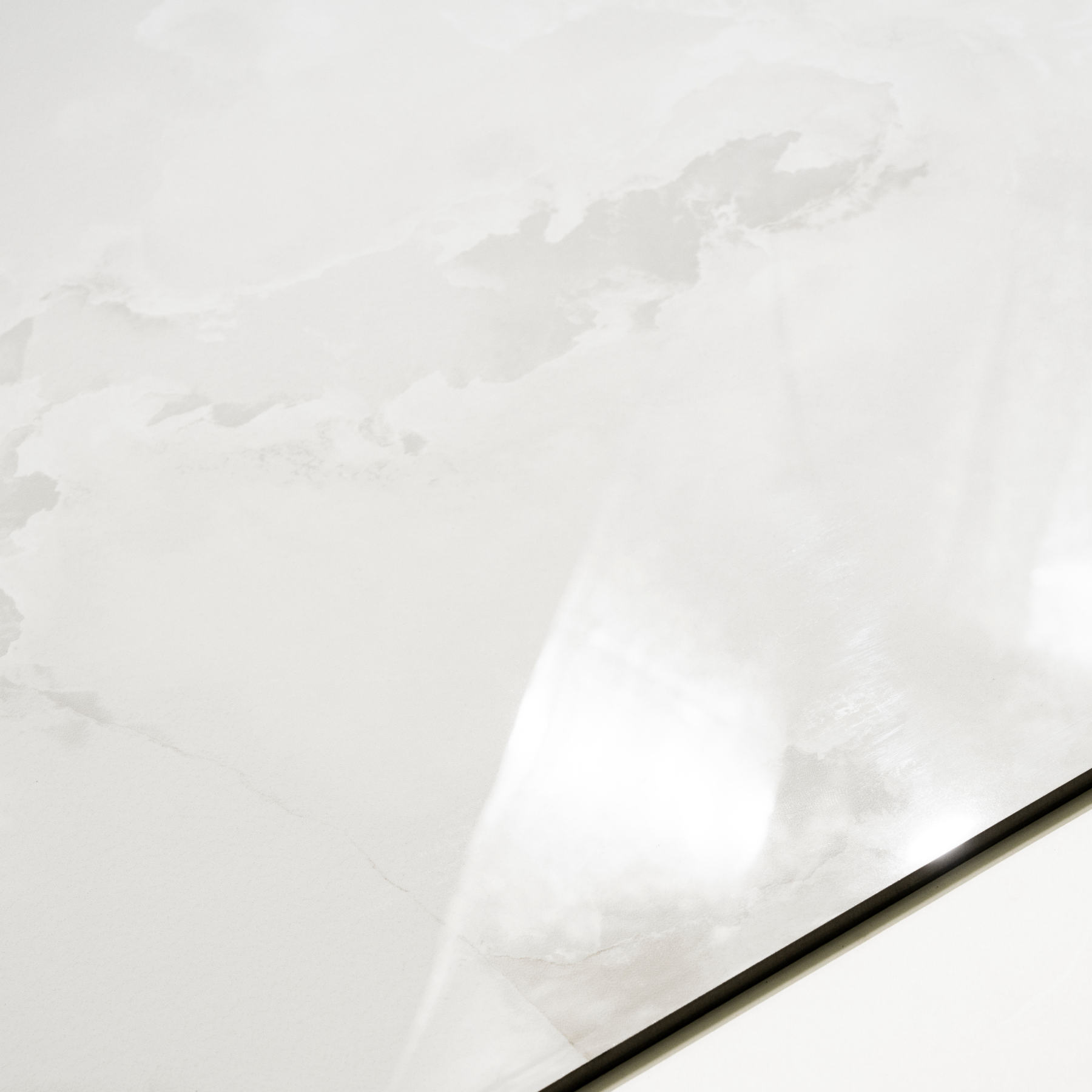 CRSM 128 tiles (80x160cm, 9mm) have a polished finish and offer a sophisticated, modern design. Suitable for both floors and walls, these tiles are perfect for enhancing large indoor spaces with a sleek and elegant touch. 